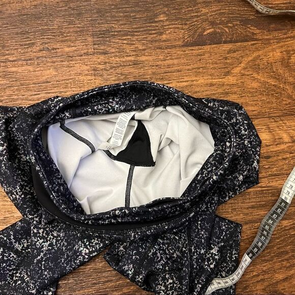 Lululemon leggings size 4 - Picture 9 of 10